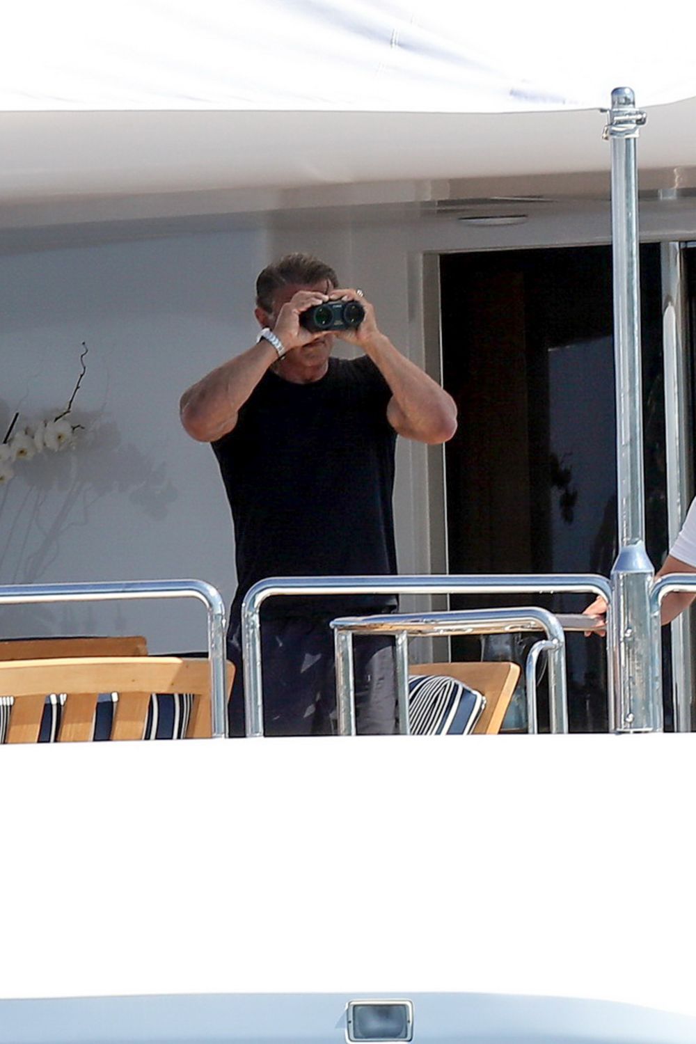 Sotia lui Sylvester Stallone, ca o adolescenta. Actorul nu si-a putut dezlipi ochii de la ea cand a aparut in bikini