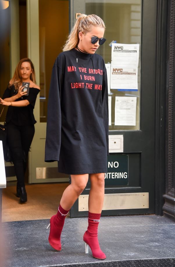Noul trend in materie de incaltaminte: sosetele cu toc! Cum arata perechea purtata de Rita Ora