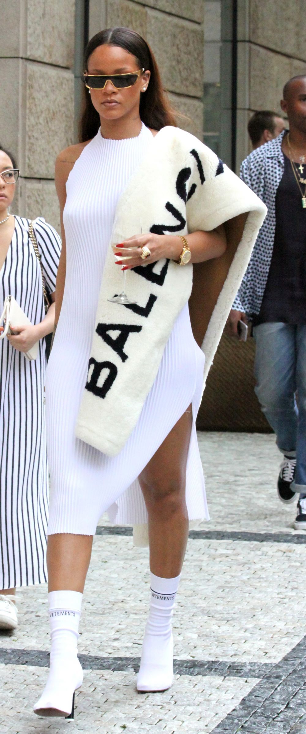 Rihanna, aparitie inedita pe sosete cu toc. Michelle Hunziker si sotul, nedespartiti. Mondenitatile zilei de 28 iulie
