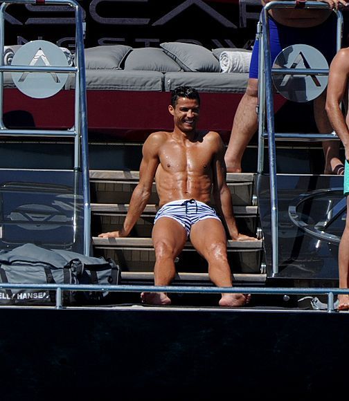 Ronaldo fotografiat alaturi de o blonda sexy, iar Bieber inconjurat de frumuseti. Mondenitatile zilei 02 august