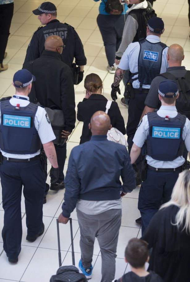 Selena Gomez, escortata de politie, iar Britney Spears impartaseste amintiri din trecut. Mondenitatile zilei 10 august