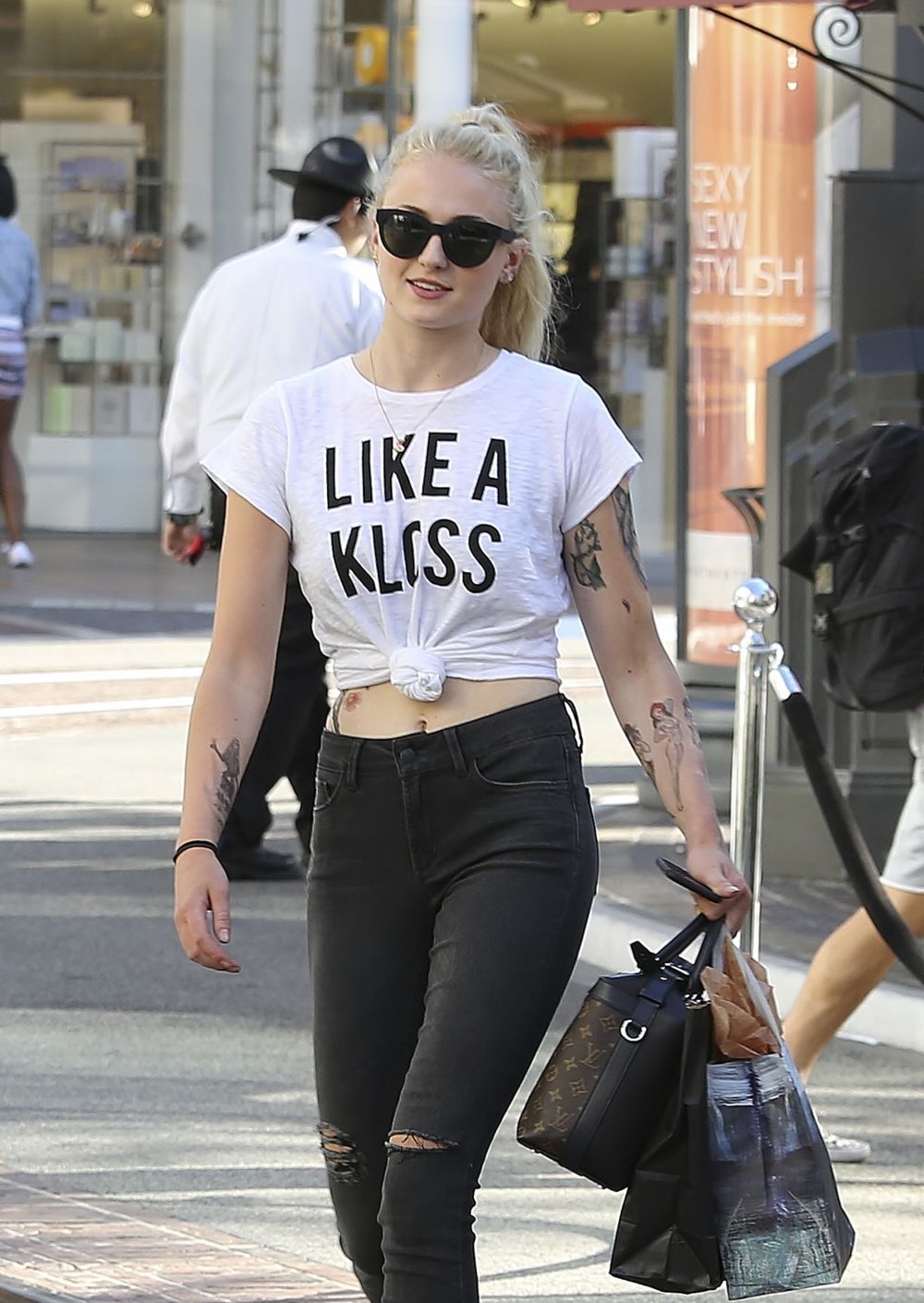 Sansa Stark, blonda si plina de tatuaje. Noul ei look, o adevarata surpriza pentru fanii Game of Thrones