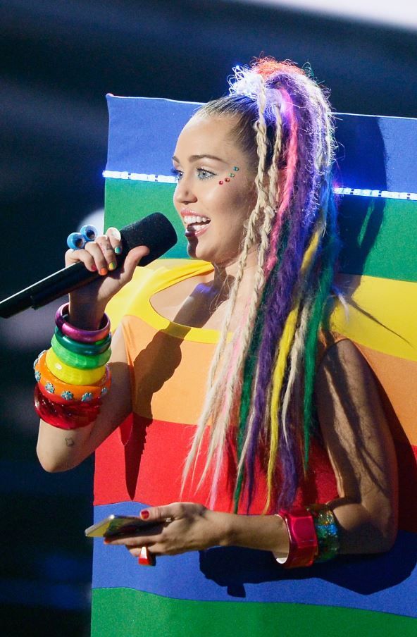 Este jurat The Voice si are cerinte speciale. Ce costume excentrice le-a cerut Miley Cyrus stilistilor