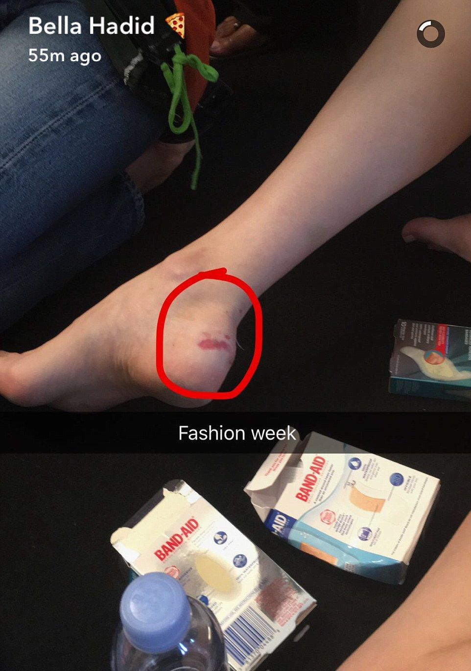 Bella Hadid, cazatura jenanta la NY Fashion Week. Cum arata incaltarile cu toc de 15 cm care au incurcat-o pe catwalk