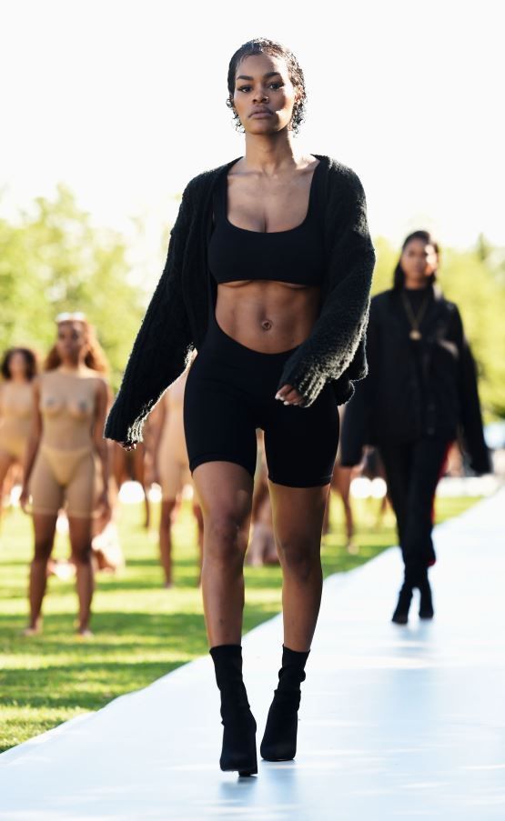 Ultimul videoclip al lui Kanye West a facut-o vedeta! Cum arata dansatoarea cu un corp perfect