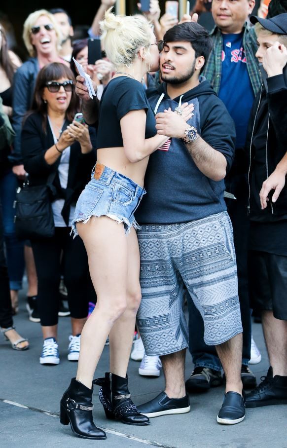 Aparitii din ce in ce mai sexy pentru Lady Gaga. Care este noua piesa vestimentara pentru care a facut o pasiune