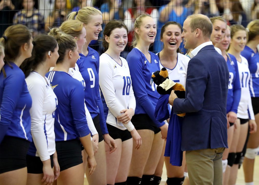 Kate Middleton, eclipsata de jucatoarele canadiene de volei :) Cum s-a prezentat Ducesa la intalnirea cu sportivele
