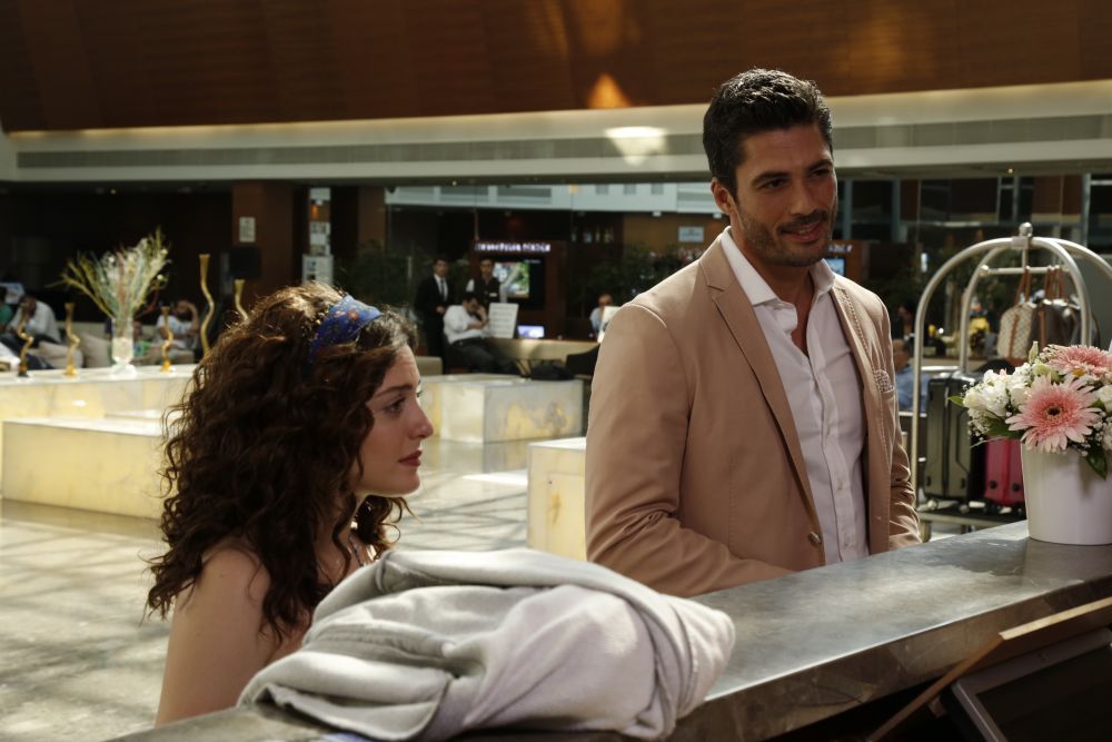 El este cel care il detroneaza pe Mehnmet Akif Alakurt. Cine este barbatul care face furori in noul serial de la AcasaTV