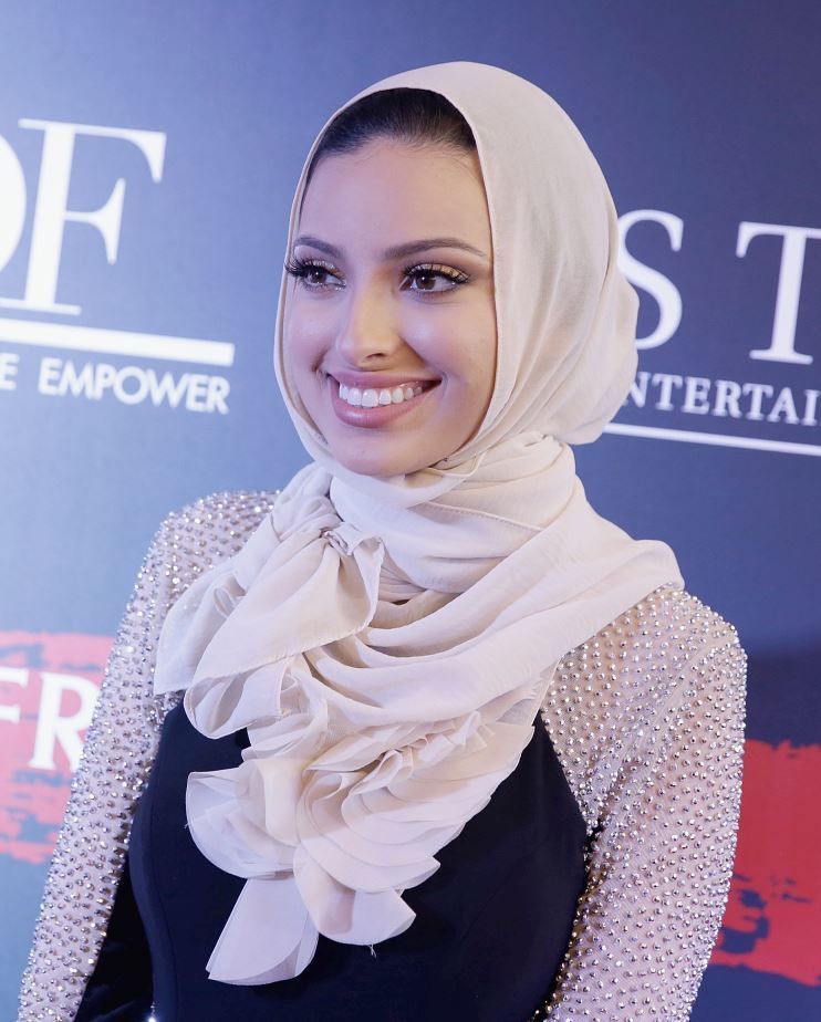 Ea este prima femeie care a purtat un hijab in Playboy. Cum arata imaginea publicata in revista