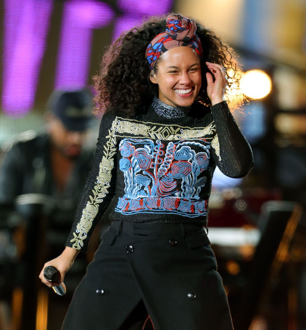 Una din putinele dive care se mandresc cu pistruii, acneea si ridurile lor. Cum a aparut Alicia Keys la un concert in NY