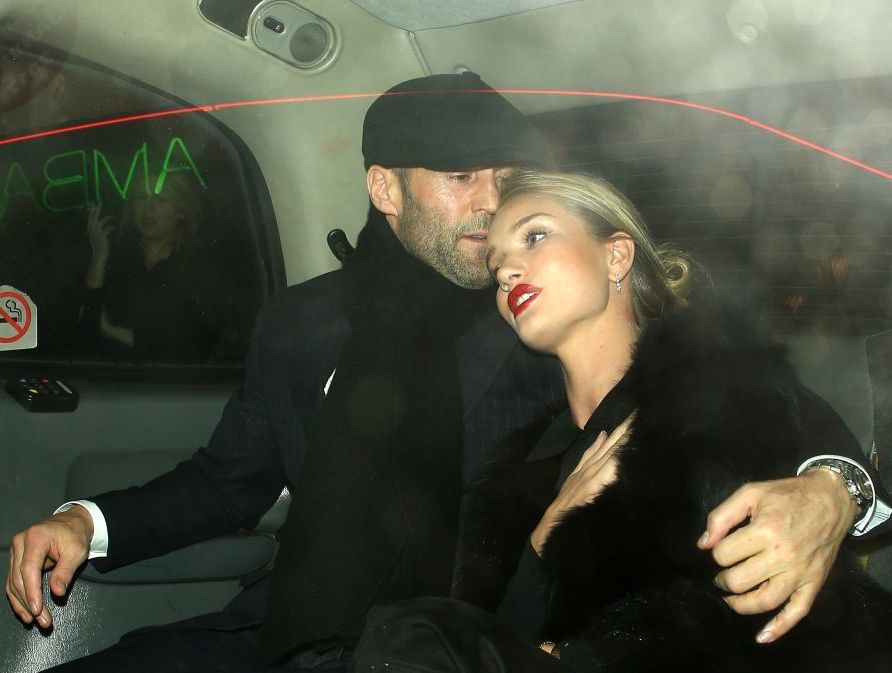 Jason Statham si iubita sa, in ipostaze pe care fanii le adora. Cum au fost surprinsi cei doi in vacanta