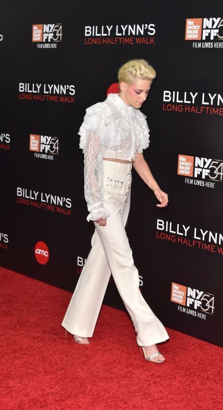 Kristen Stewart, aparitie inedita. S-a imbracat asa, dar toti s-au uitat la chipul ei. Machiajul care iese din tipare