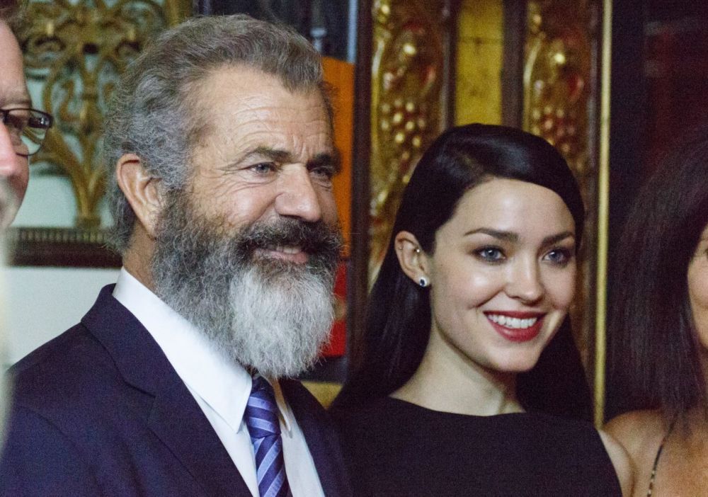 Tata la 60 de ani. Cum arata femeia care il face sa se simta ca un adolescent si care ii va darui un copil actorului