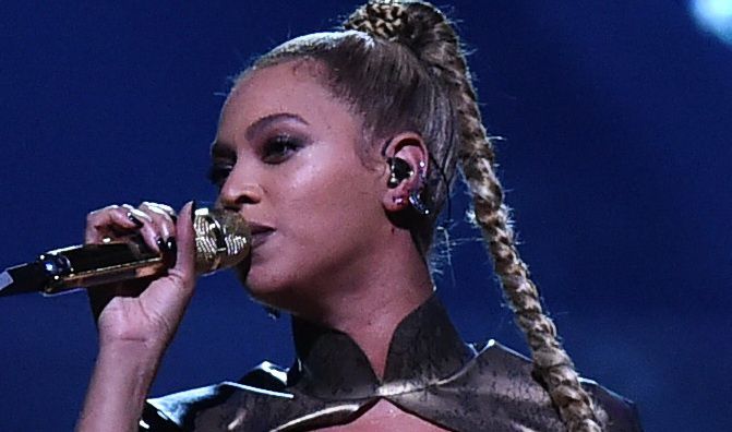 Beyonce, cea mai sexy aparitie a anului. Cum s-a dezlantuit in fata a mii de fani