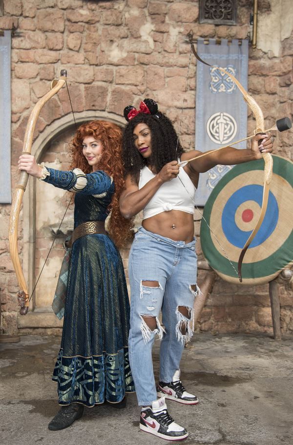 Serena Williams, asa cum nu ai vazut-o niciodata. Ce a purtat sportiva in fotografia facuta langa o printesa Disney