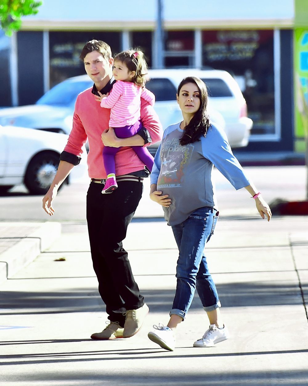 Portret rar de familie. Cum au aparut Mila Kunis, Ashton Kutcher si fiica lor, Wyatt, inainte de nasterea noului bebelus