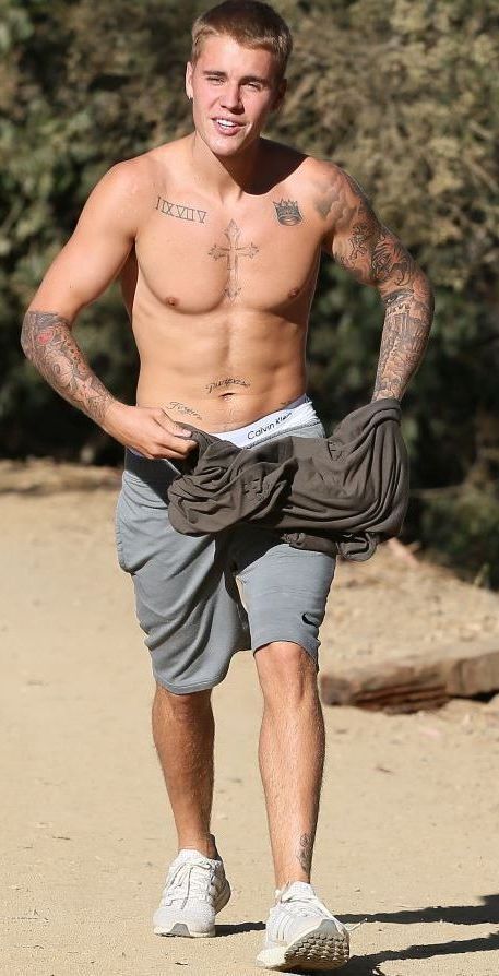 Justin Bieber si-a lovit unul dintre fani. Imaginile cu tanarul insangerat fac inconjurul internetului