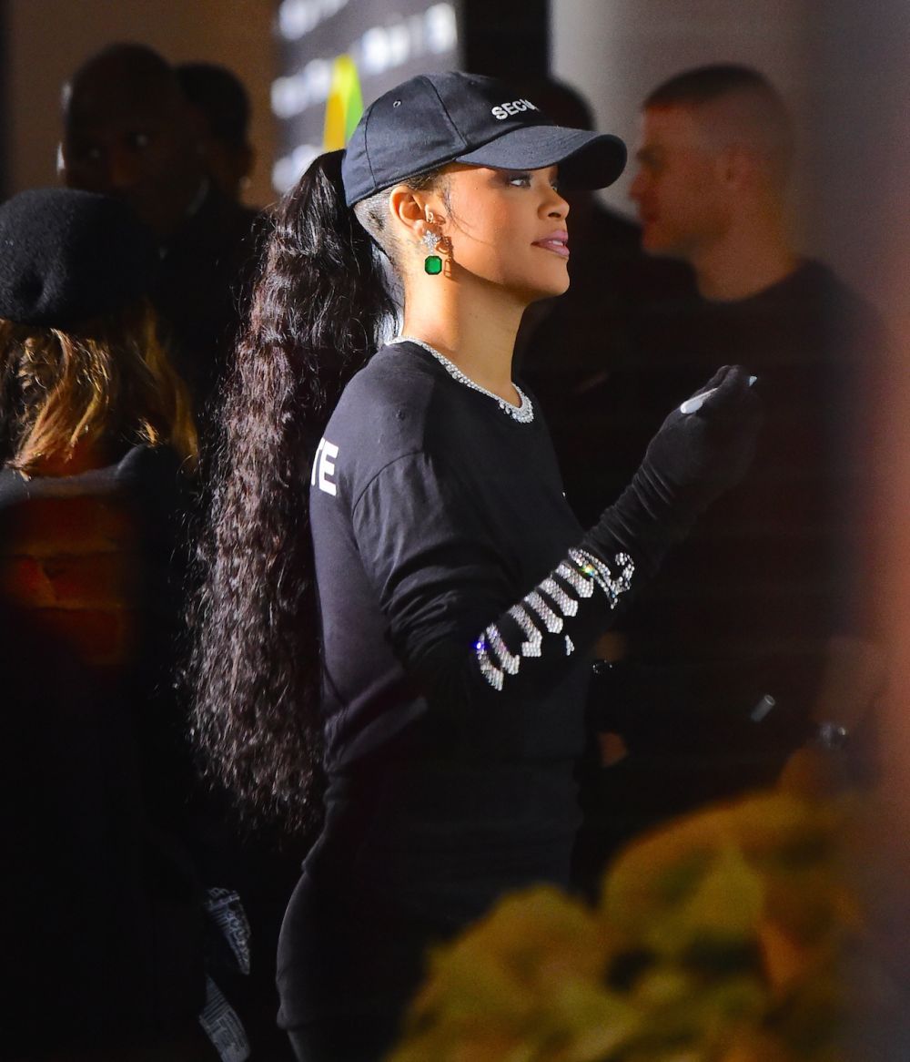 Rihanna, par de Cosanzeana. Artista a aparut cu suvite incredibil de lungi la un eveniment monden. Cum arata acum