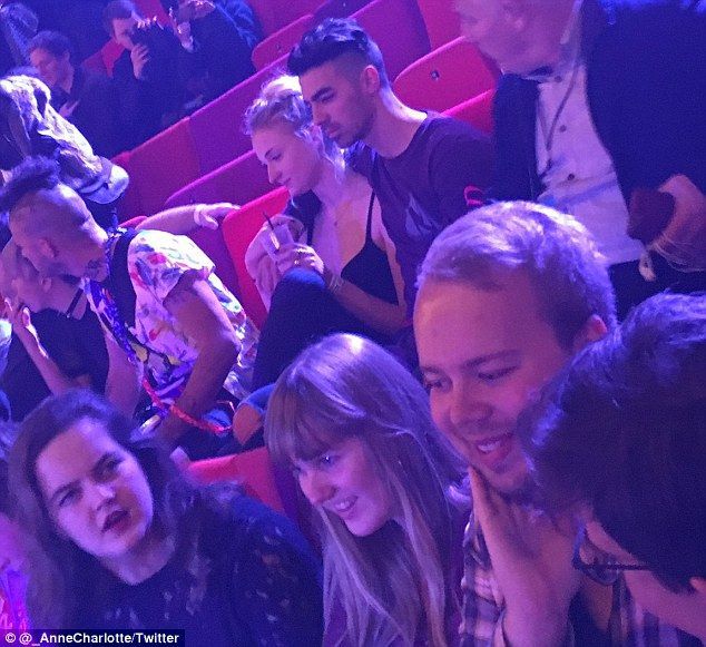 Sansa din Game of Thrones si Joe Jonas au fost pozati impreuna. Cum arata actrita de 1.75 m langa noul sau iubit