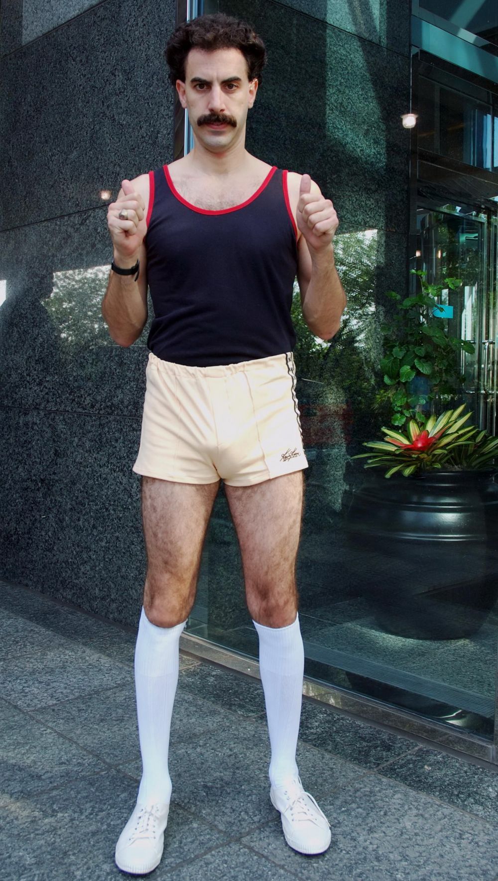 Borat, la plaja, dar nu in costumul care l-a facut faimos. Cum arata alaturi de sotia lui superba, intr-o zi obisnuita