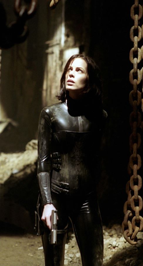 In film e bruneta si imbracata in latex, in realitate cu totul altfel. Cum arata actrita din Underworld , la 43 de ani