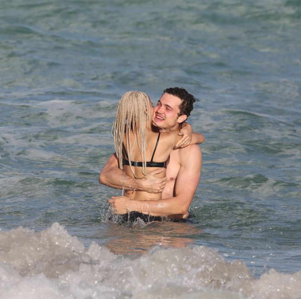 Ea este cea mai sexy miniona de la Hollywood. Fiica lui Lenny Kravitz, impecabila in bikini la plaja