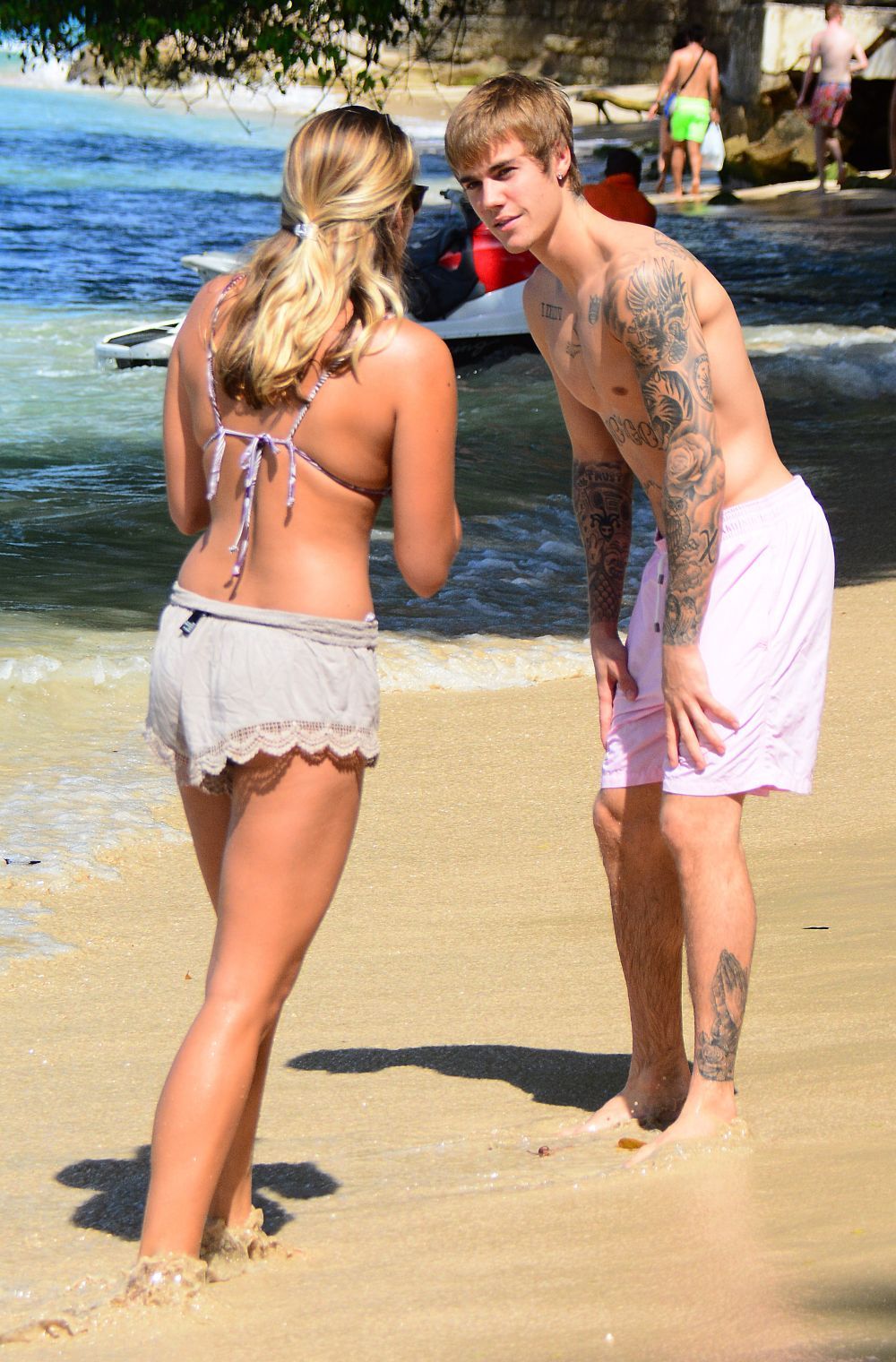 Justin Bieber, asaltat de fane pe plajele din Barbados. Cum arata tanara care i-a atras atentia