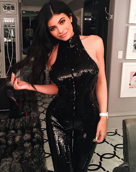 Noi suspiciuni legate de naturaletea posterioarelor surorilor Kardashian. Imaginea care a declansat totul
