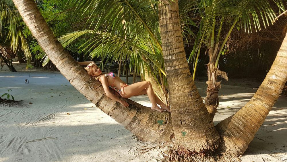 Lora, mandra de de silueta sa. Cum s-a lasat fotografiata vedeta in costum de baie, fara Photoshop