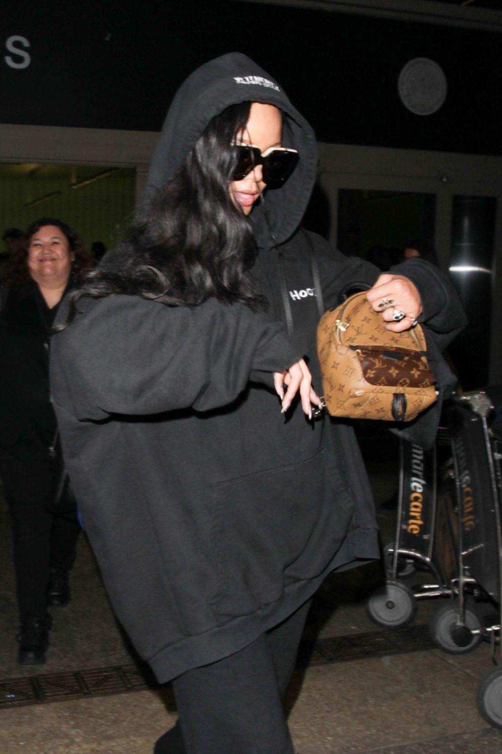 Pare o tinuta banala, dar costa o avere. Ce pret au articolele vestimentare purtate de Rihanna la o simpla iesire in LA