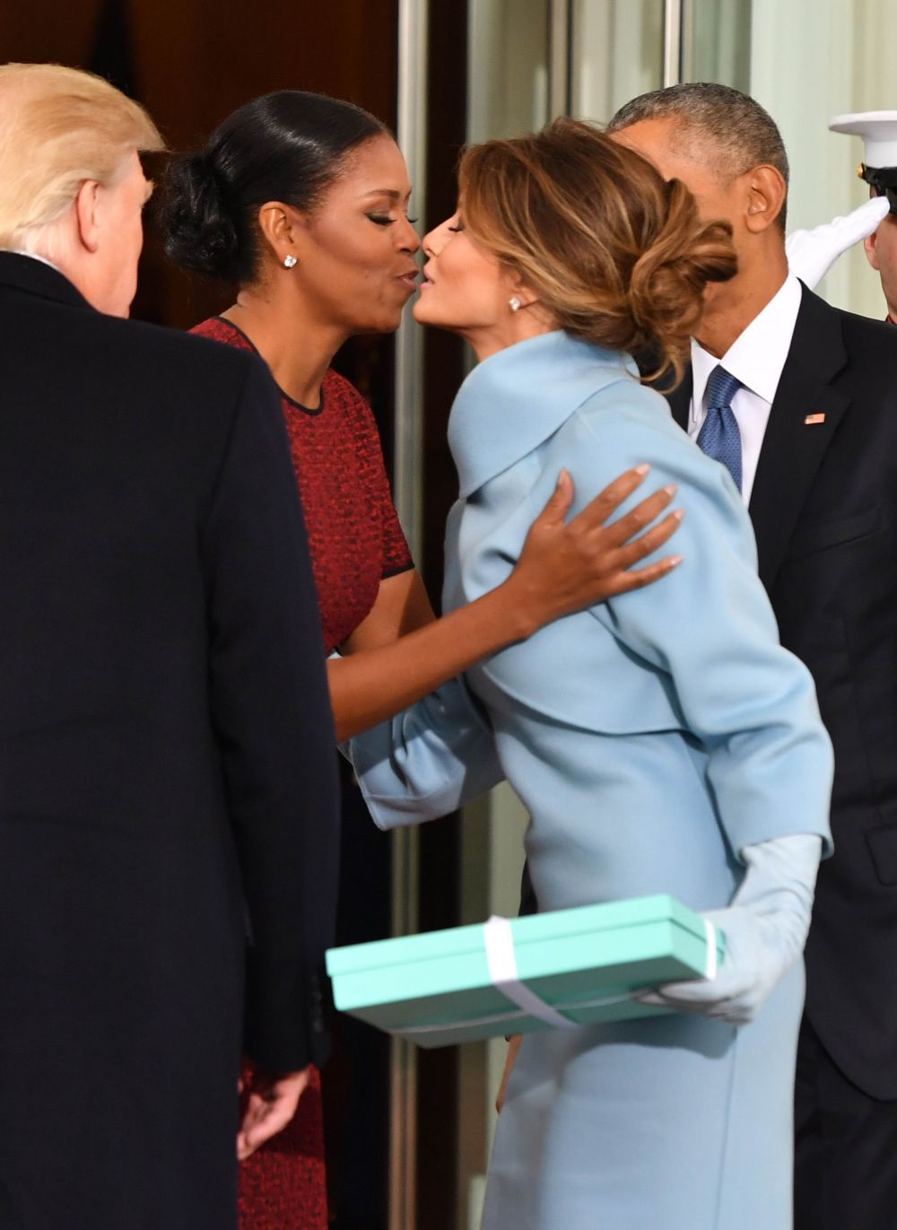 Toti s-au intrebat. Ce era in cutia albastra pe care i-a daruit-o Melania Trump lui Michelle Obama