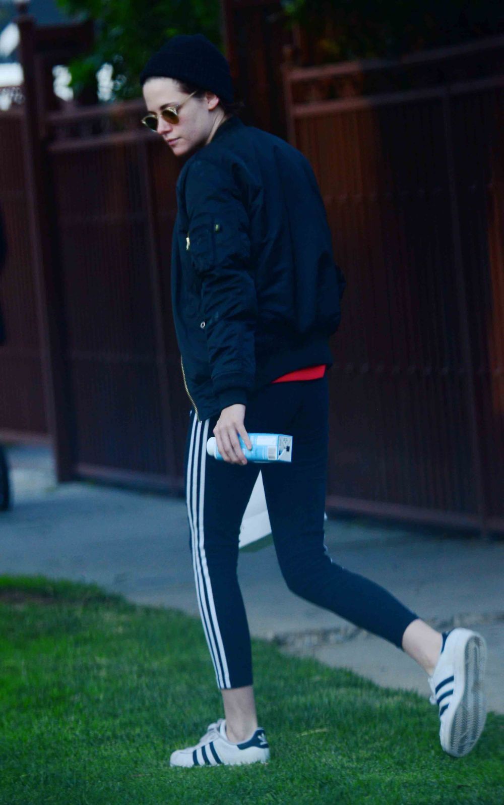 In Twilight impresiona cu look-ul ei feminin. In viata de zi cu zi e complet diferita. Cum a fost pozata Kristen Stewart