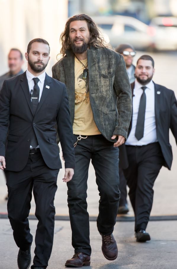 Rolurile pe care le are il fac sa fie dorit de milioane de femei, dar uite cum arata in viata reala Jason Momoa