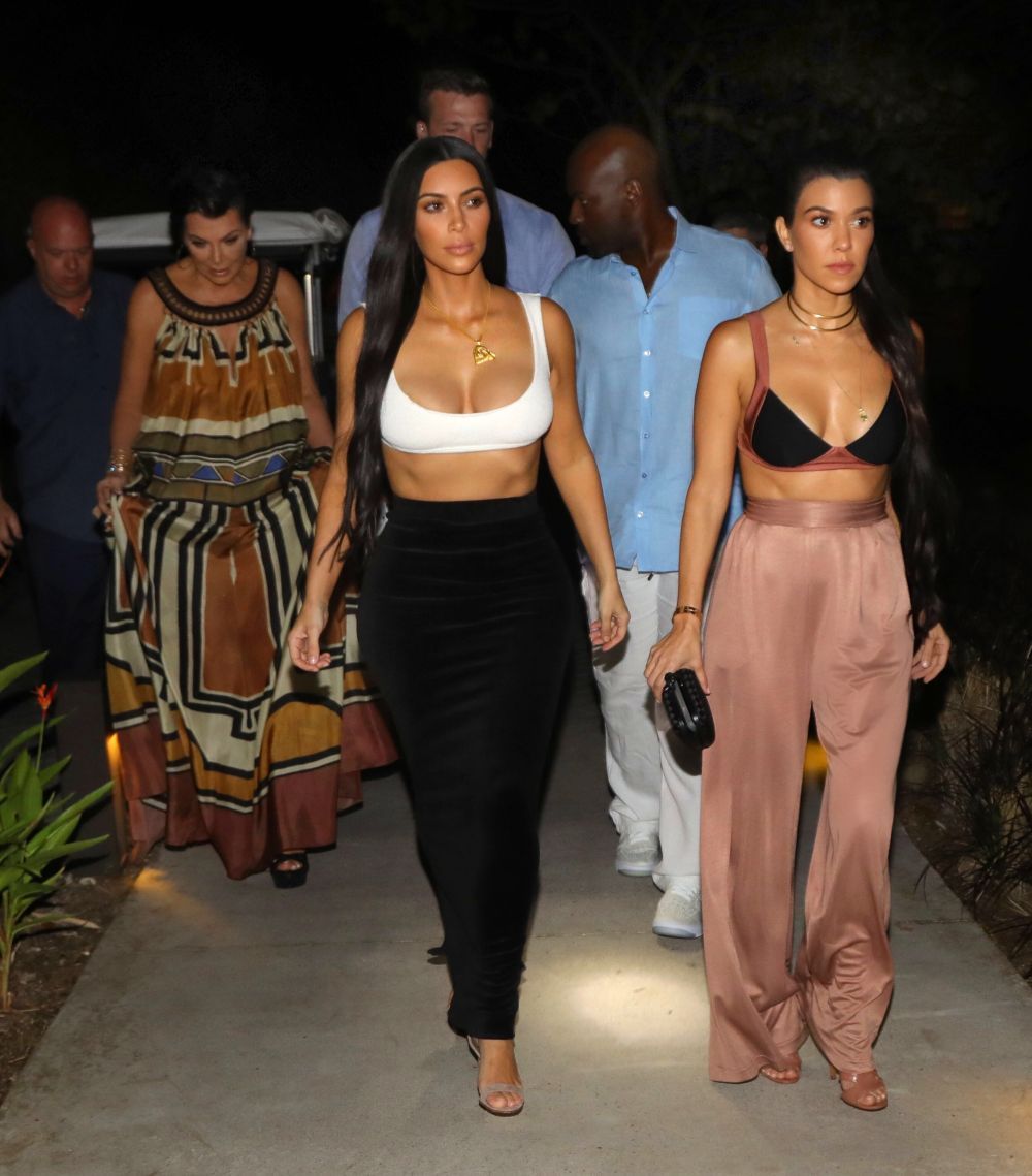 Surorile Kardashian, vacanta de 5 stele. Cum le-au surprins paparazzii la plaja, in Costa Rica