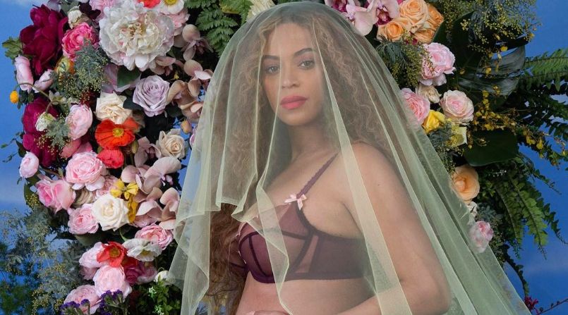 Beyonce insarcinata cu gemeni. Fotografia in care isi arata burtica, record de like-uri pe Instagram