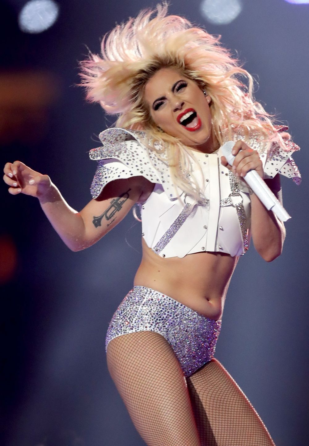Acuzata ca a aparut pe scena cu burta si colacei. Ce raspuns le-a dat Lady Gaga criticilor ei