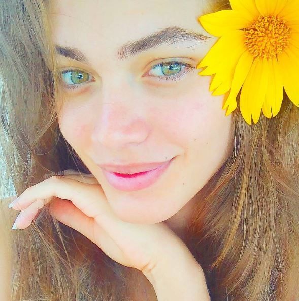 Are un succes rasunator in lumea modei si apare pe coperta unei reviste celebre, dar putini stiu secretul modelului