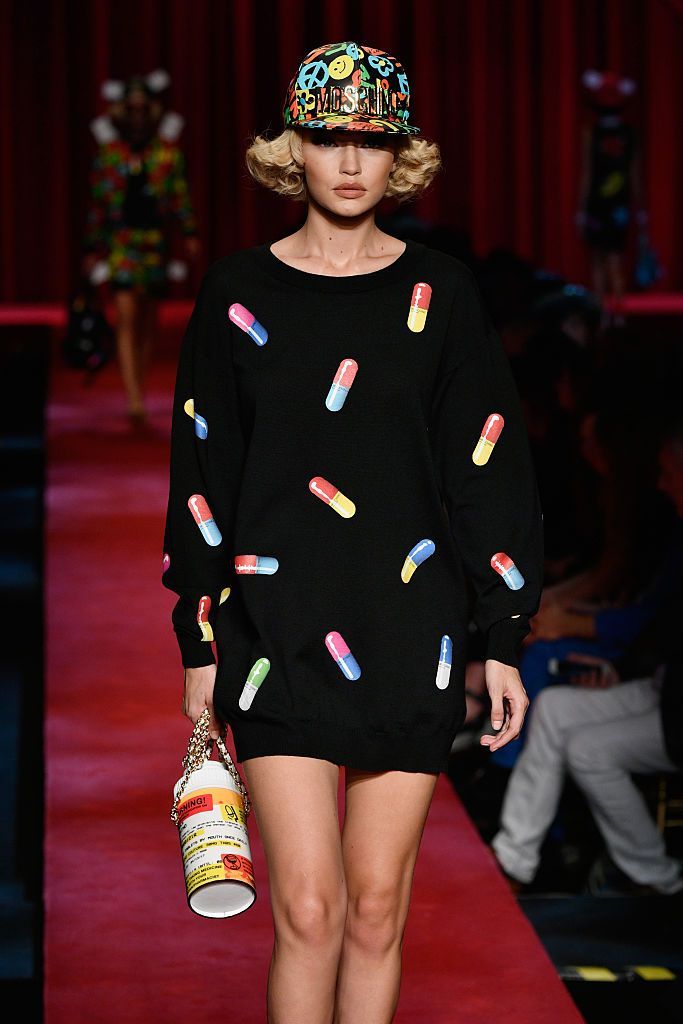 O rola de hartie igienica- geanta care a uimit pe toata lumea la Milano Fashion Week