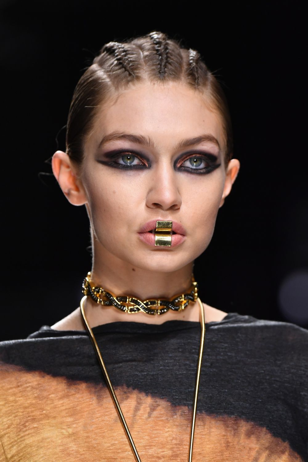 Cizmele-pantalon si accesoriile pentru buze - extravagantele Balmain. Cum au aparut Gigi Hadid si Kendall Jenner
