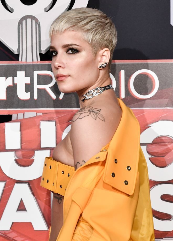 Ea este noua cantareata excentrica. Halsey a purtat o simpla curea in loc de bluza, la un eveniment oficial