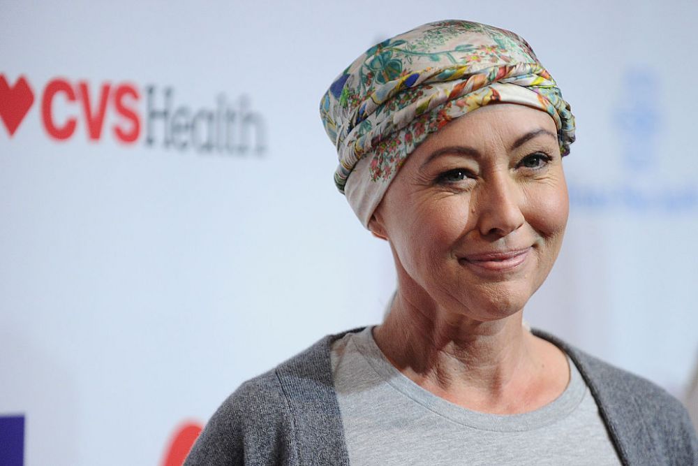 A mai castigat o batalie cu cancerul! Shannen Doherty a terminat chimioterapia si arata minunat
