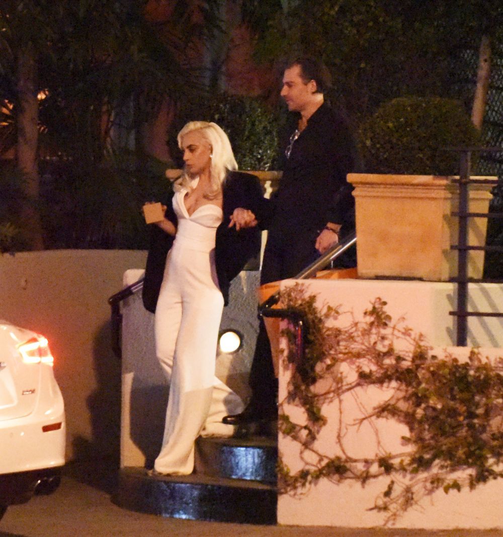 Lady Gaga, surprinsa in ipostaze tandre alaturi de noul iubit. Cei doi au fost fotografiati sarutandu-se