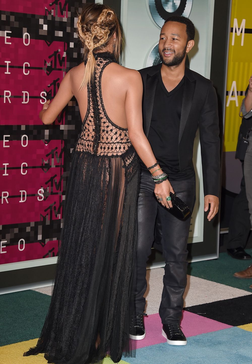 Am mers efectiv fara pantaloni pe mine. Chrissy Teigen, reactie in scandalul celor de la United Airlines