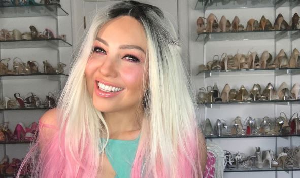 Transformare uimitoare pentru Thalia. Actrita mexicana si-a vopsit parul in 3 culori