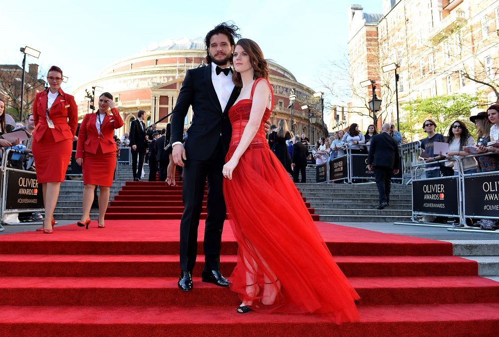 Jon Snow , impecabil pe covorul rosu alaturi de iubita sa. Cat de sexy a aparut Rose Leslie