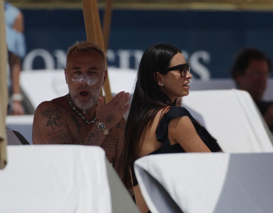 Gianluca Vacchi si iubita sa, surprinsi la plaja. Cum arata cand nu se filmeaza singuri si incearca sa fie discreti