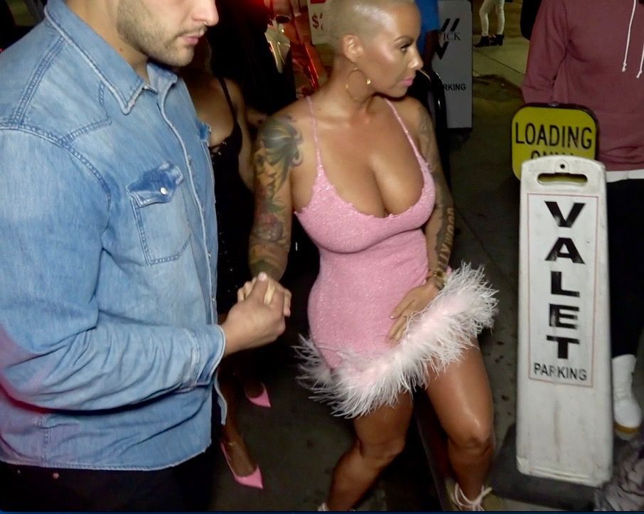 Amber Rose, aparitie de senzatie. A iesit in club intr-o rochie scurta, roz, cu pene de strut. Cum arata