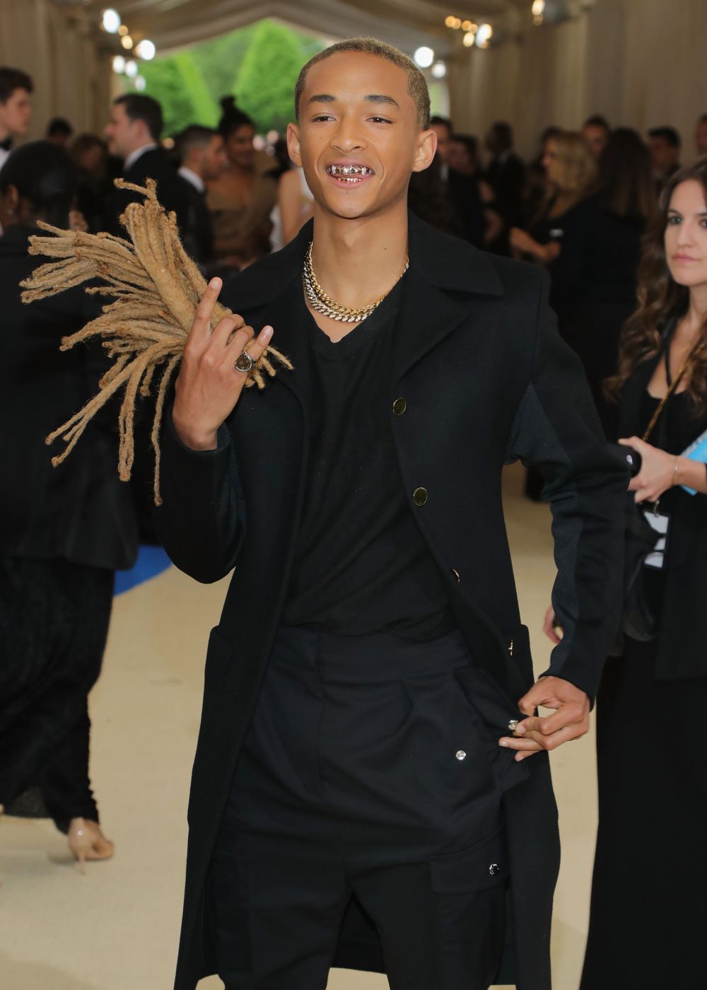 Inca un gest care ii confirma statutul de cel mai ciudat adolescent. Aparitia bizara a lui Jaden Smith