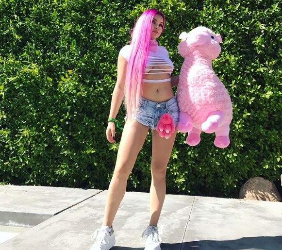 La 17 ani si-a miscorat considerabil sanii, insa... putini si-ar da seama. Ariel Winter, decolteu impresionant