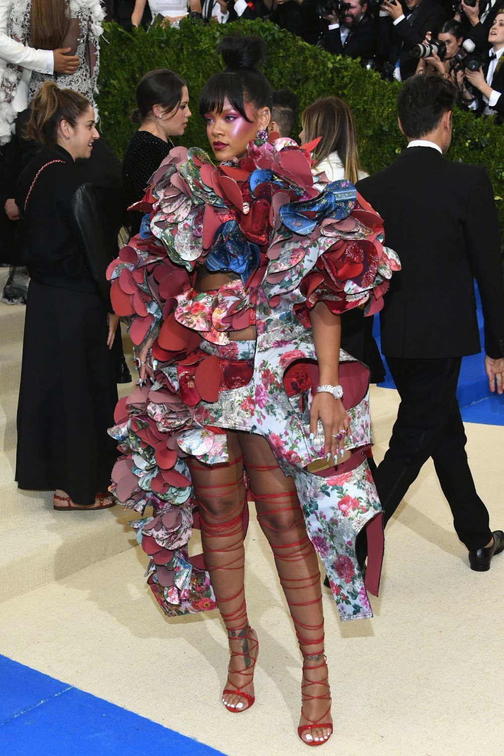Mi-a luat o ora ca sa le incalt . Cum arata sandalele spectaculoase pe care le-a purtat Rihanna la un eveniment